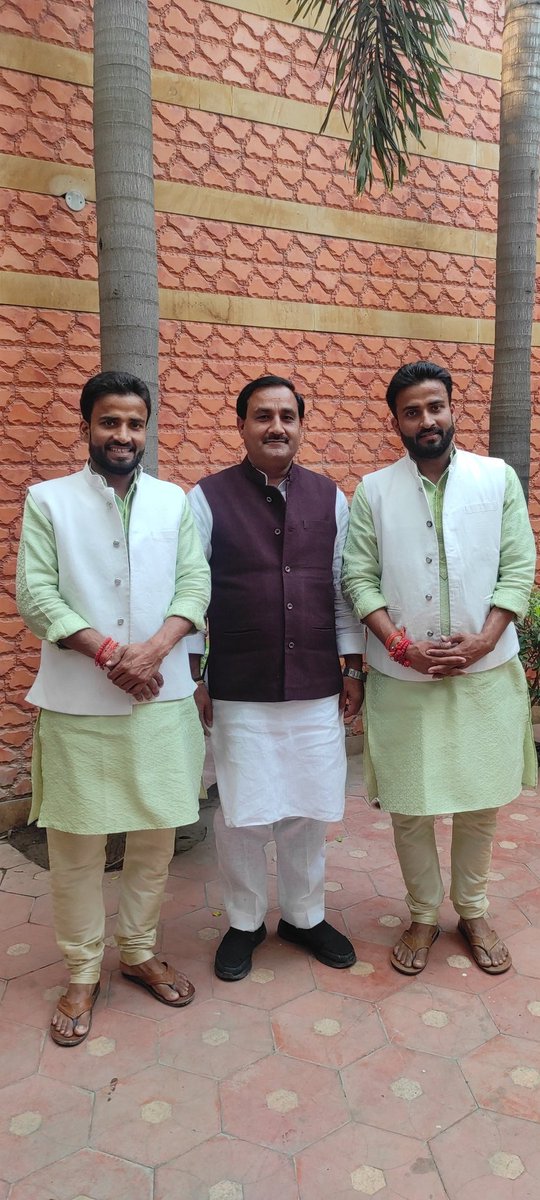 ErAKSINCUP's tweet photo. आज मिश्र बंधु(भजन गायक)करछना ने आदरणीय नेता जी के सानिध्य में कांग्रेस की सदस्यता ली। जिला अध्यक्ष अरुण तिवारी जी ,यमुनापार,अनिल पांडेय जी ,जिलाअध्यक्ष,किसान कांग्रेस गंगापार,और कई गणमान्य कांग्रेस जन की उपस्थिति रही।।।।
अश्वनी शुक्ल..
@pramodtiwari700 
@AnilPan52361661 https://t.co/3gbsEqf6Rh