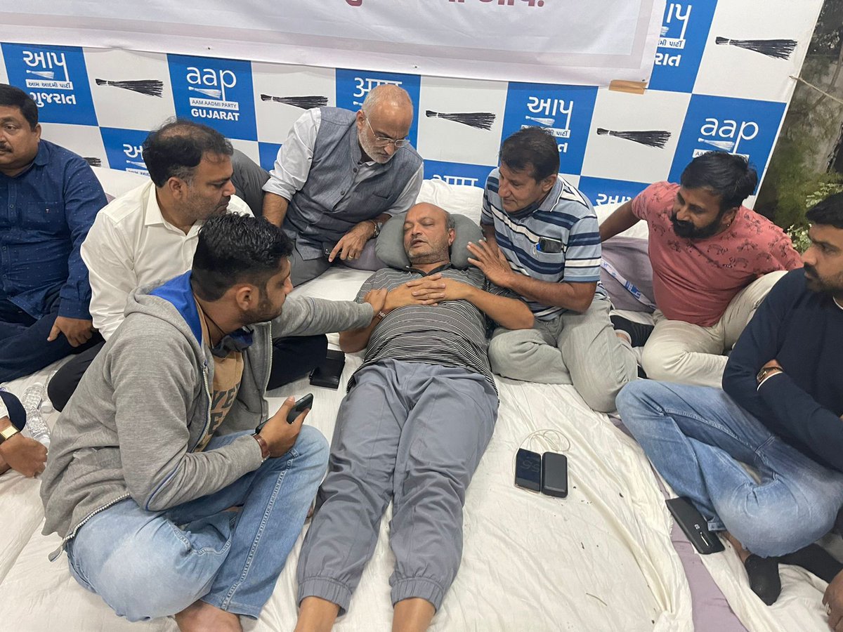 AAPDashubha's tweet photo. आप नेता श्री महेश सवानीजी, जो आम आदमी पार्टी के प्रदेश कार्यालय में आमरणात उपवास कर रहे थे, उनको एक डॉक्टर द्वारा उन्हें अस्पताल में भर्ती होने की सलाह देने के बाद अस्पताल में भर्ती कराया गया था क्योंकि नियमित स्वास्थ्य जांच के दौरान उनका शुगर लेवल गिर रहा था।
#Resign_ https://t.co/uCyjGSRhCg