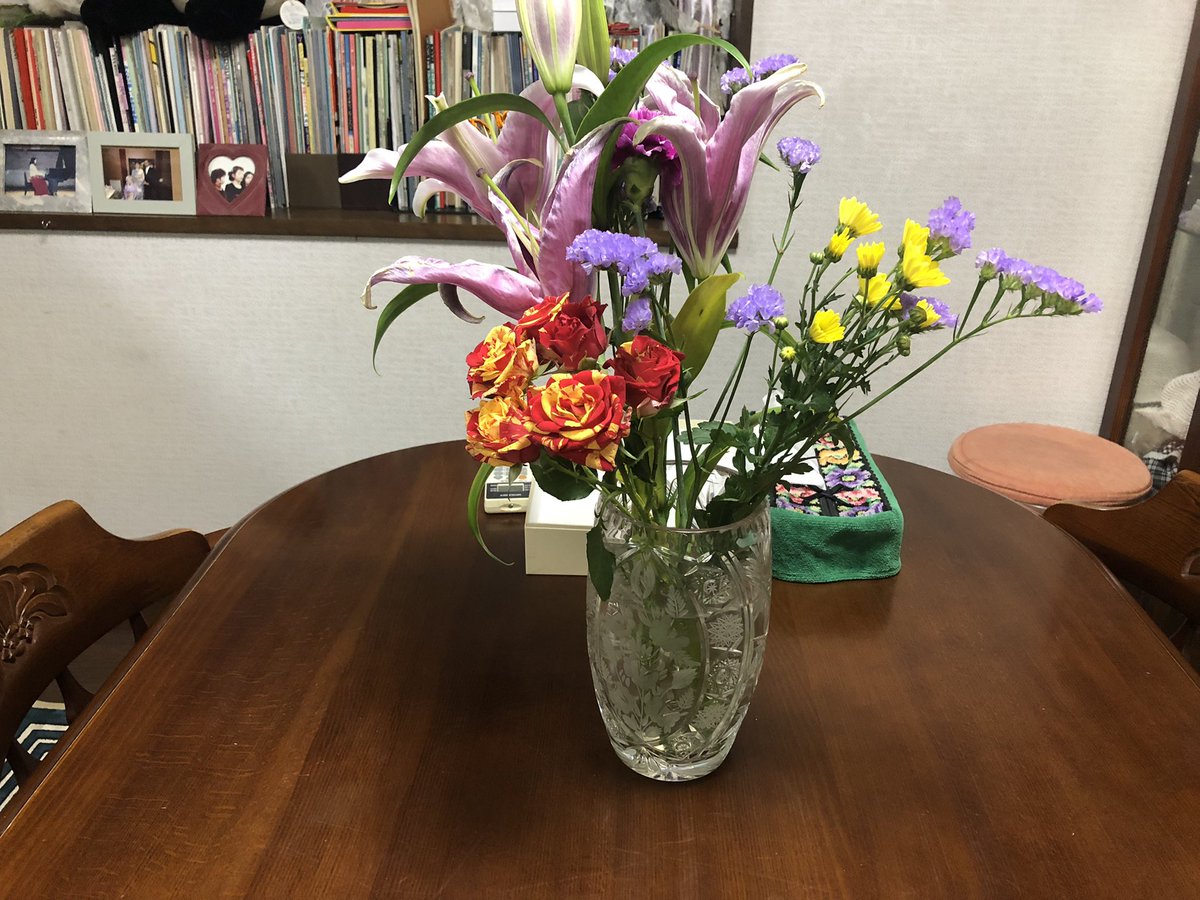 目標達成して先輩から頂いた暖かい言葉で書いた手紙とお花と夜ご飯までご馳走してもらいました。
しかも気遣いでお花の色はベトナムの国旗🇻🇳の色を選んでくれて感動しました。
本当にありがとうございました。
もっと頑張ろう！