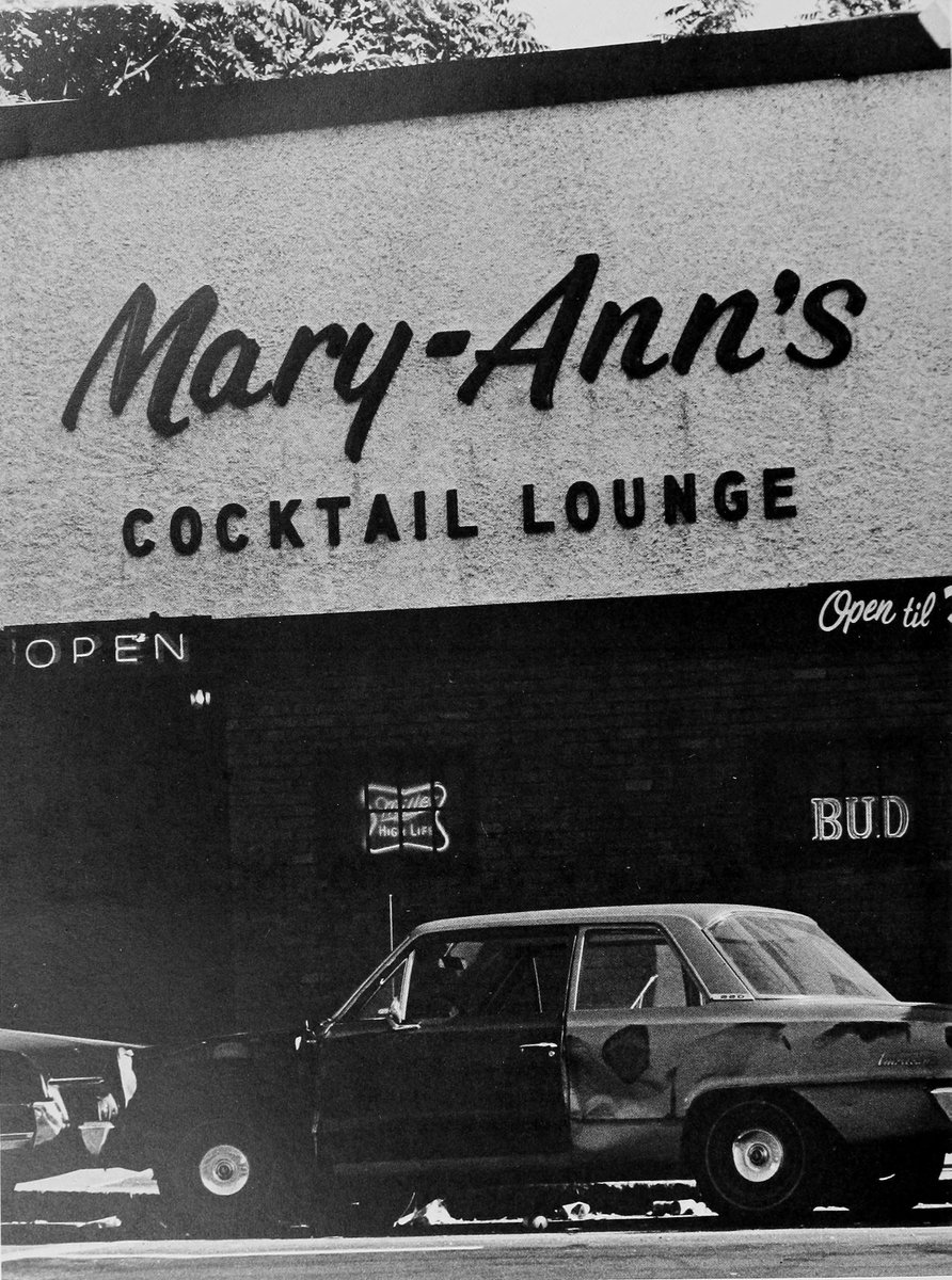 BostonCollege's tweet image. It's the end of an era at Boston College. 

@MikeLupica '74 pens a tribute in BC Magazine to every Eagle's favorite dive bar. on.bc.edu/31omO6b