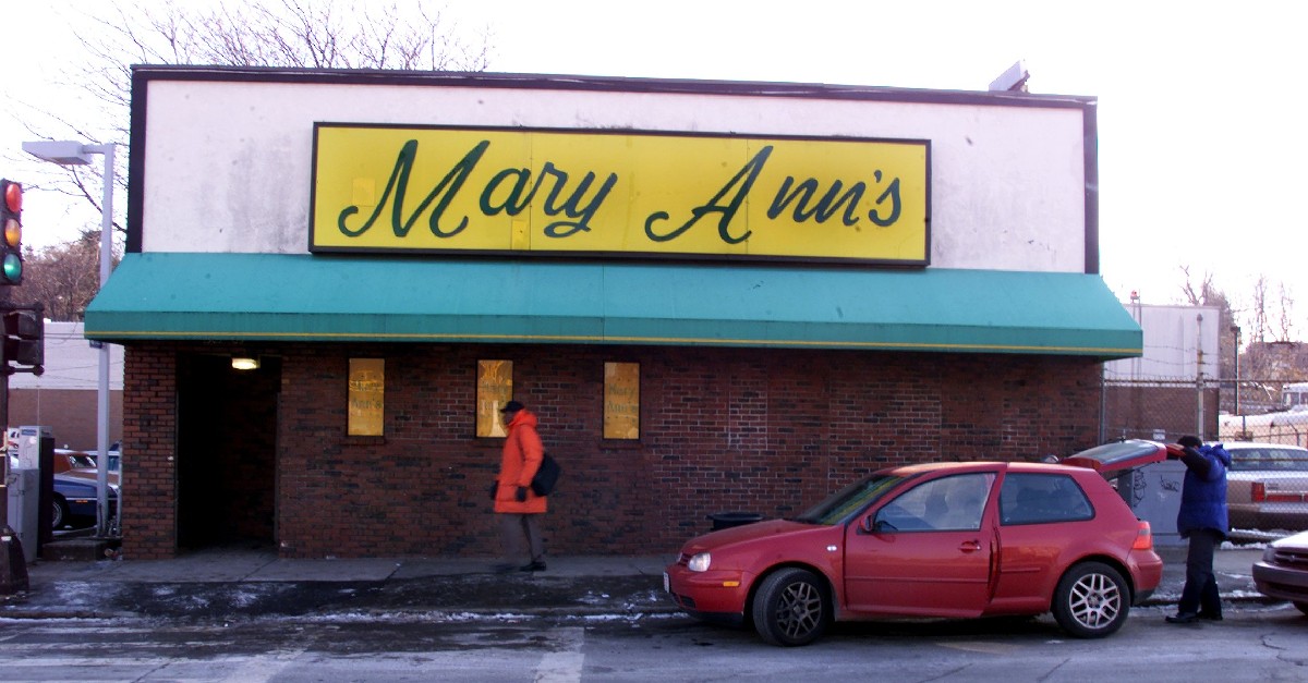 BostonCollege's tweet image. It's the end of an era at Boston College. 

@MikeLupica '74 pens a tribute in BC Magazine to every Eagle's favorite dive bar. on.bc.edu/31omO6b