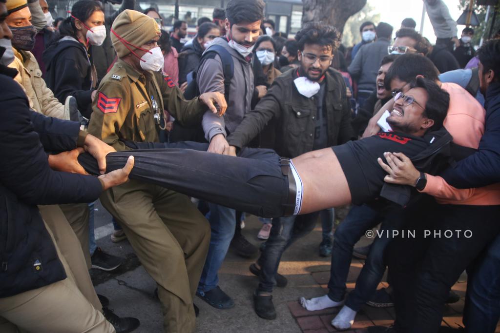 dentodontics's tweet photo. Police detain doctors staging a protest outside Maulana Azad Medical College postponement of #NeetPGCounselling 
Is this human 😡😡
The Saviours Need To Be Save
@sushant_says  @RahulGandhi @SonuSood @khansiroffic @IMAIndiaOrg @FordaIndia @FAIMA_INDIA_ @hemantrajora_ @anubha1812 https://t.co/BlS1LrXpLA