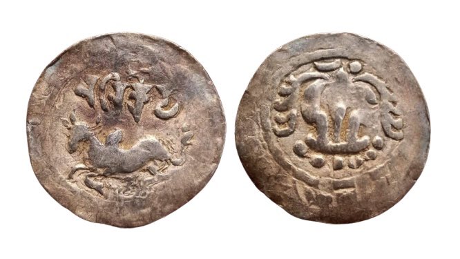 drkultar72's tweet photo. Indian Medieval Period Coins ; Eastern Bengal, Arakan Region, Harikela (750-850 AD), Silver Unit,
Obv: recumbant bull seated facing left, brahmi legend "Harikela",
Rev: tripartite symbol with long central shaft crescent on left and sun on right, (S.K.Bose # HD 1.3), Heavy weight https://t.co/ywlJMuaECR