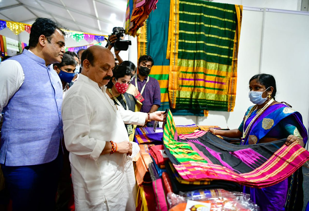 drashwathcn's tweet photo. This fair gave the women SHGs, more confidence, exposure and experience to sell their products. I am sure they will emerge stronger and see them cross many more milestones.

My hearty congratulations and best wishes.

@BSBommai @smritiirani @KarnatakaKsrlps @Skill_Karnataka https://t.co/8VG8X2JGNo