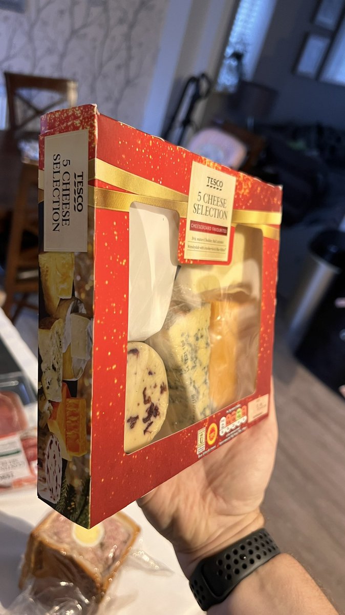 DanielPMurdock's tweet photo. @Tesco I think your foods use by date is incorrect on your cheese selection #MouldyBeforeItsTime #WastedMoney https://t.co/RLcenjAKKN