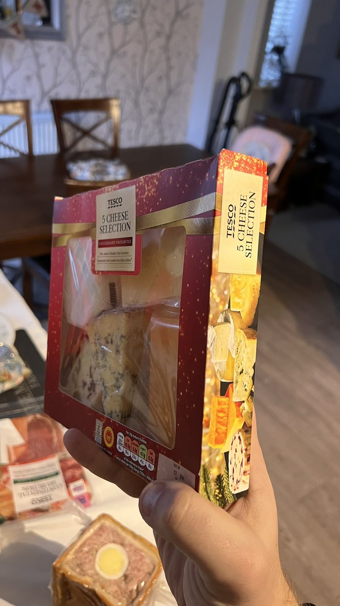 DanielPMurdock's tweet photo. @Tesco I think your foods use by date is incorrect on your cheese selection #MouldyBeforeItsTime #WastedMoney https://t.co/RLcenjAKKN