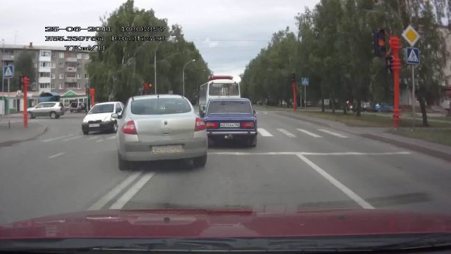 Лишают ли за пересечение сплошной. Пересечение лвойной спло. Пересечение двойной сплошной. Пересечение двойной сплошной штраф. Пересечение сплошной линии.