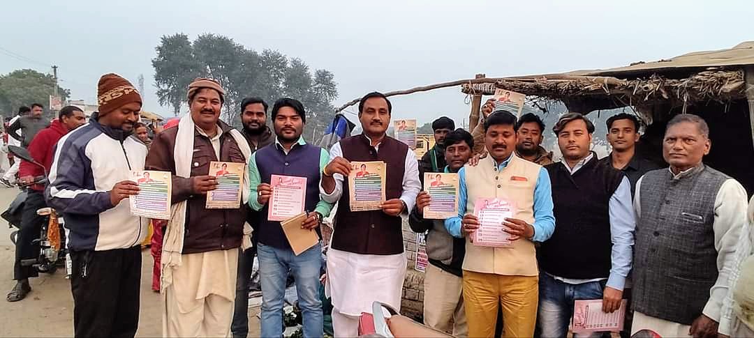ErAKSINCUP's tweet photo. #258_विधानसभा_क्षेत्र_हंडिया
अनिल पांडेय जी के नेतृत्व में आज दिनांक 26 दिसंबर 2021 को धनुपुर ब्लाक अंतर्गत जन जागरण अभियान और प्रियंका गांधी  द्वारा किए गए प्रतिज्ञा पत्र का वितरण एवं जनसंपर्क....
अश्वनी शुक्ल
सचिव,जिला कांग्रेस कमेटी
@pramodtiwari700 
@AnilPan52361661 https://t.co/6vEivcLzcW