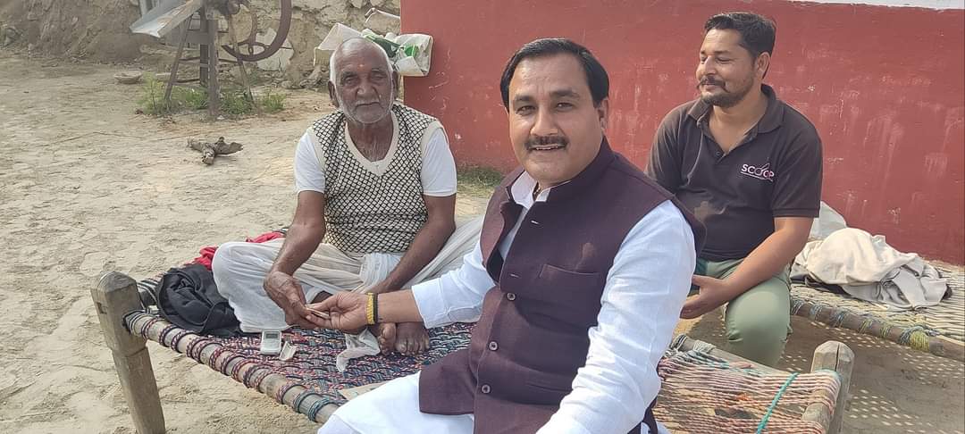 ErAKSINCUP's tweet photo. #258_विधानसभा_क्षेत्र_हंडिया
अनिल पांडेय जी के नेतृत्व में आज दिनांक 26 दिसंबर 2021 को धनुपुर ब्लाक अंतर्गत जन जागरण अभियान और प्रियंका गांधी  द्वारा किए गए प्रतिज्ञा पत्र का वितरण एवं जनसंपर्क....
अश्वनी शुक्ल
सचिव,जिला कांग्रेस कमेटी
@pramodtiwari700 
@AnilPan52361661 https://t.co/6vEivcLzcW
