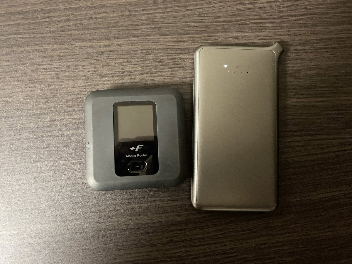 Jyu210's tweet photo. 状態はそんな良くないけど #ポケットwifi のFS030W（写真左）をげと。

U2s（写真右）と #starwifi SIMの組合せだと、現在の通信量がわからなかったんだよね。

これで通信量が分かるようになるから、さらに安心して使える。

あとはバッテリーの劣化がどれくらい進んでるかってところだな。 https://t.co/bmzmVniDEe