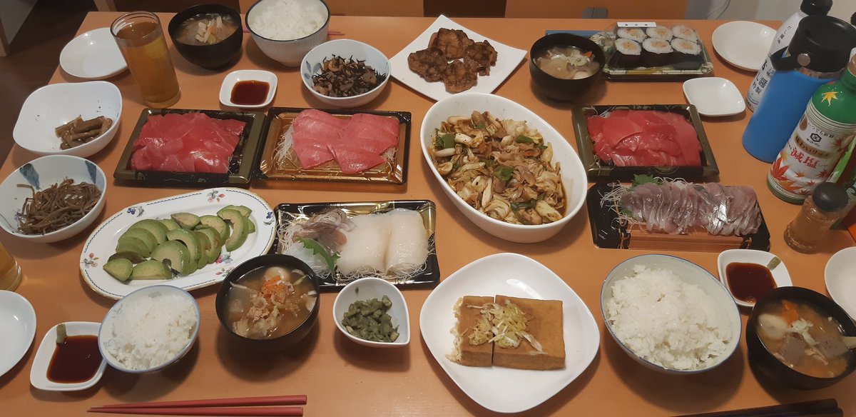 今夜の夕飯🍴長野県諏訪市の角上魚類🐟 で購入した本まぐろ赤身&中とろ&いかのお刺身&あじのお刺身&豚汁&残り物達～☺️昨日の深夜に宇都宮から帰省した次男