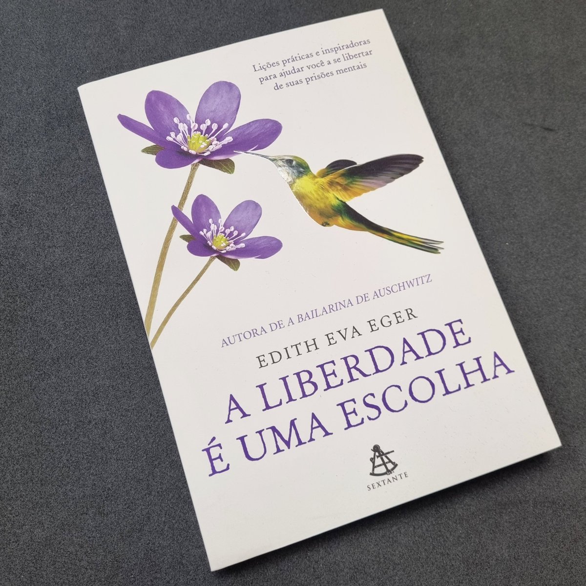sextante's tweet photo. Bom dia! 

"O amor é uma palavra de quatro letras que significa: T-E-M-P-O."

📘 "A liberdade é uma escolha", de Edith Eva Eger está à venda nas livrarias e on-line.

. Amazon 👉 https://t.co/OOnlvM6VZI
. Submarino 👉 https://t.co/bfkxsewDrM

#aliberdadeéumaescolha #edithevaeger https://t.co/G6A75awCCA