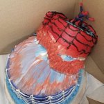 涙しちゃう。崩れかけたケーキをギリギリで守るスパイダーマンが話題に。