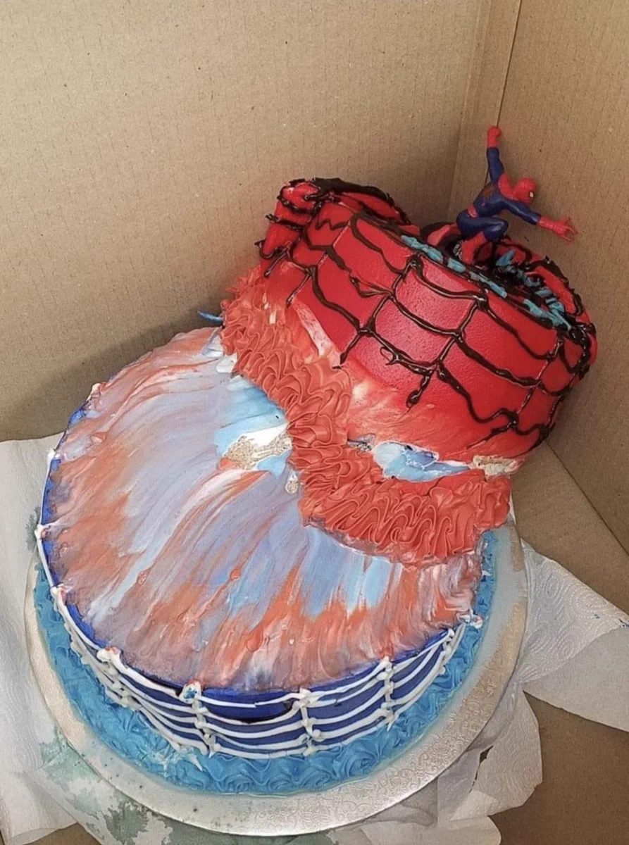 涙しちゃう。崩れかけたケーキをギリギリで守るスパイダーマンが話題に。