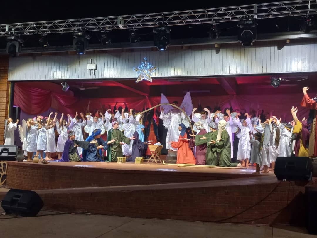 "LA FE NOS UNE"
👉Se realizó anoche en "La Paloma", la actividad organizada en conjunto entre la Municipalidad de Montecarlo y distintas iglesias de la comunidad.
👏La propuesta, presentó números artísticos en vivo de cada iglesia en alabanza a Dios.