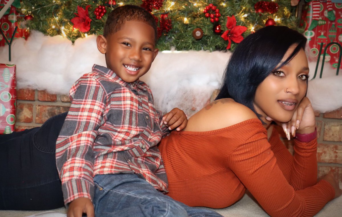 SheDreamsColor_'s tweet photo. MY FOREVER LOVE ♥️🤞🏽#ChristmasPics https://t.co/ieOqyCiknr