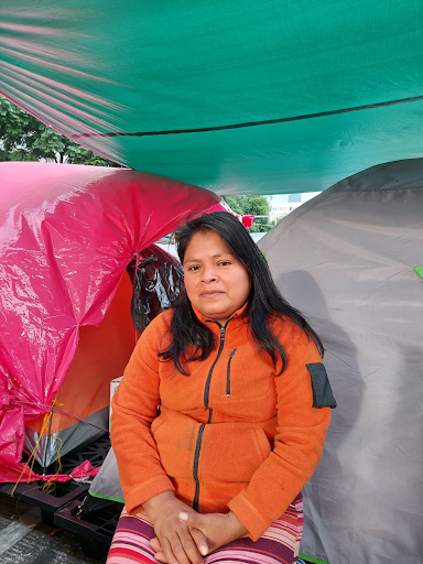 Ibero909FM's tweet photo. Ayer se cumplió un año del ataque inicial en #TierraBlanca que forzó a 143 familias #triquis a huir de sus hogares. Ellas están pasando estas fechas, que deberían ser de celebración, en un campamento en la CDMX. 

📸 y texto por @Sof_Otero

https://t.co/CZqbVvOLDS https://t.co/05CRalrZGp