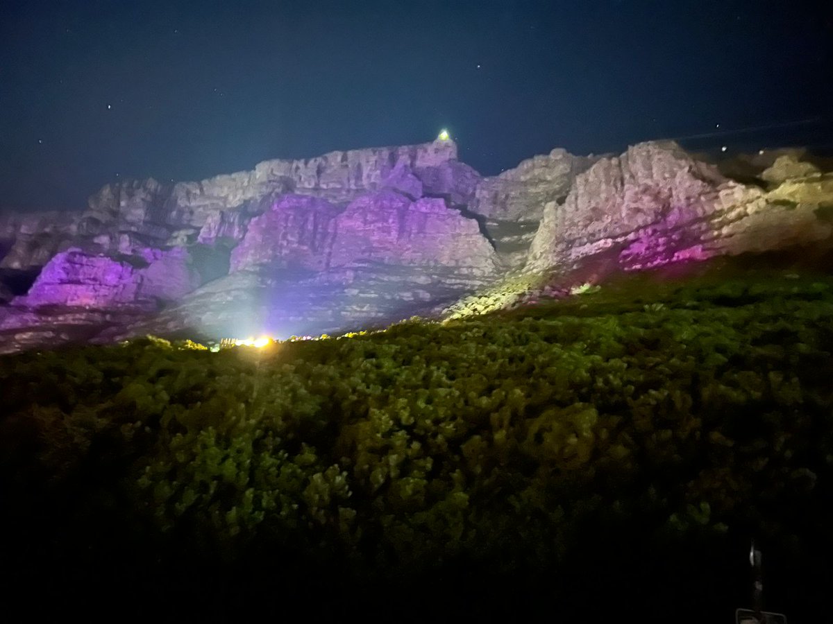 SAMMY50277422's tweet photo. Table Mountain lit in honour of the late Archbishop Emeretius Desmond Tutu Purple heartPurple heartPurple heart#TableMountain #DesmondTutu #NationalDayofImportance #NDOIupdates #NDOItrafficupdates #RIPArch #RIPDesmondTutu https://t.co/mfnu7gKkgw