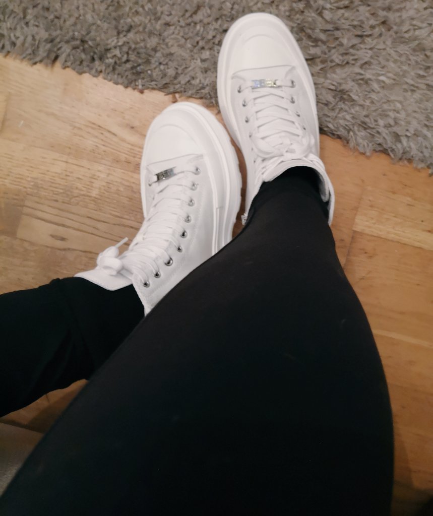 jennii92_mumi22's tweet photo. Treats 😍 @SteveMadden
#newshoes #gifttome 🖤 https://t.co/yafBj2jLB1
