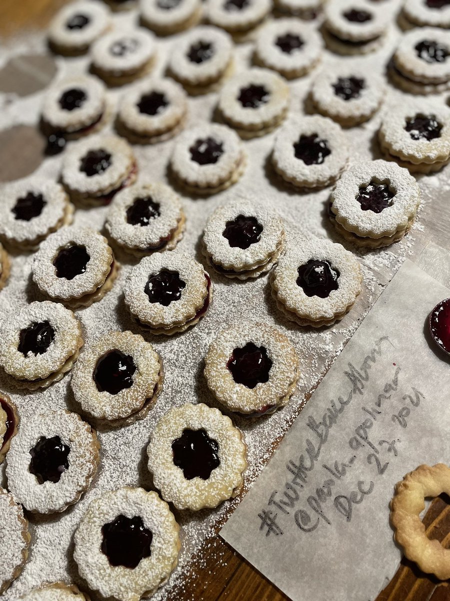 paola_laitinen's tweet image. #festivebakes #twitterbakealong linzer cookies with blueberry jam 🫐 with tonight’s coffee ☕️ @Rob_C_Allen @Rob_C_Allen 🎄❤️❄️