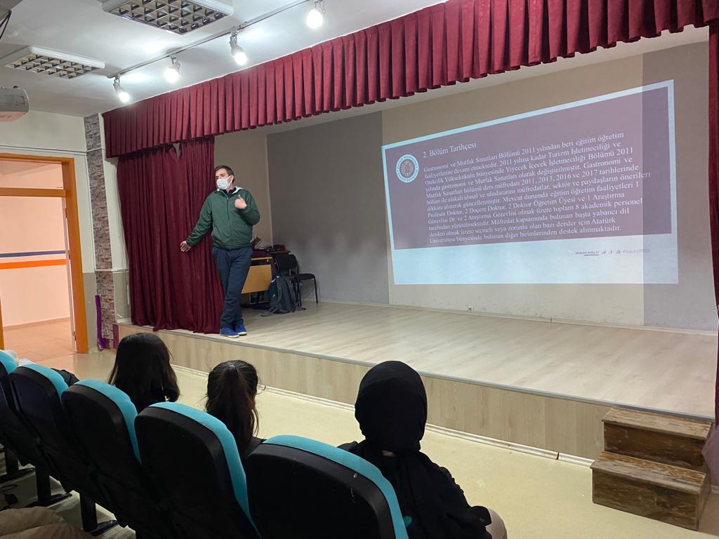 Erbap faaliyetleri kapsamın da Kariyer günlerimizin 2. Olan Gastronomi ve Mutfak Sanatları bölümü tanıtımı için üniversiteden gelen hocamızın sunumu  ve ardından okul müdürümüz Şerif KARSLI ' nın plaket verme töreni ile bölüm tanıtım seminerimiz gerçekleşmiştir...