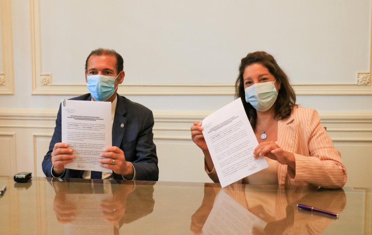 OmarGutierrezOk's tweet photo. Junto a la gobernadora de Río Negro, @ArabelaCarreras, firmamos un acuerdo para reafirmar la competencia de ambas provincias en la administración, operación, mantenimiento, explotación comercial y preservación de los aprovechamientos hidroeléctricos en los ríos Limay y Neuquén. https://t.co/iMJnJ8NfcN