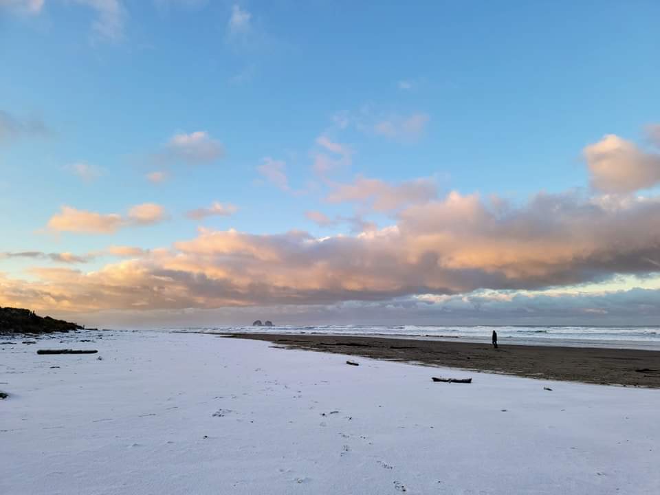 StormAngel37's tweet photo. Not something you see often. Rockaway Beach and Hwy 101. @NWSPortland
#wxspotter #OregonSnow #RockawayBeachOregon https://t.co/BXctE5ghTV https://t.co/9UorXkzYkl