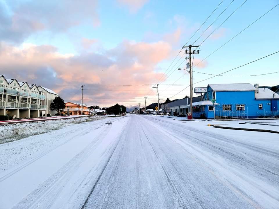 StormAngel37's tweet photo. Not something you see often. Rockaway Beach and Hwy 101. @NWSPortland
#wxspotter #OregonSnow #RockawayBeachOregon https://t.co/BXctE5ghTV https://t.co/9UorXkzYkl