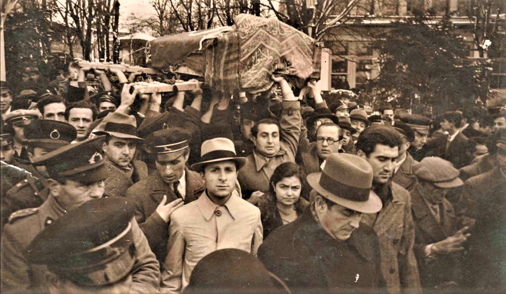 Vefat yıl dönümünde rahmetle...

Mehmet Akif'in cenazesi İstanbul Üniversitesi öğrencilerinin omuzunda son yolculuğuna uğurlanırken.