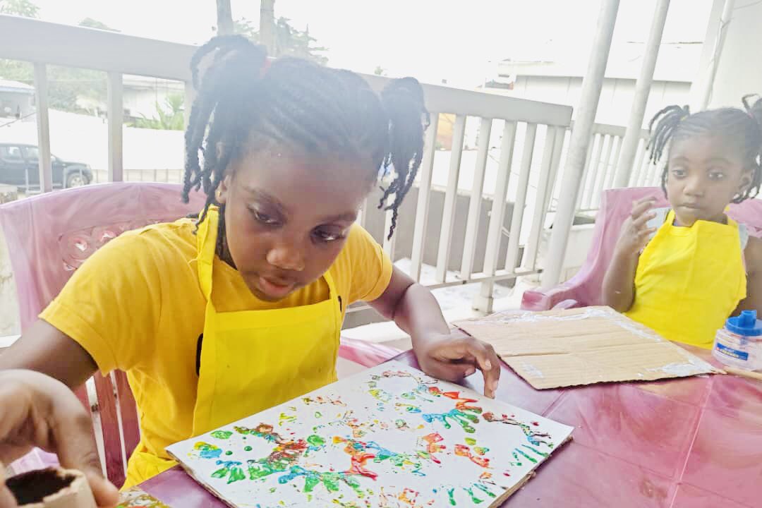 forkids237's tweet photo. Fireworks for 2022 ๐
Colour bomb ๐จ
Cutting skills โ๏ธ
Recycling with toilet rolls ๐งป
The best activity to remind your artist to get ready for the new year ๐๐
#fireworksactivitiesforkids #newyearactivities #activitiesforkids #playingathome #cameroon #forkids https://t.co/EZ3GUvXwkk