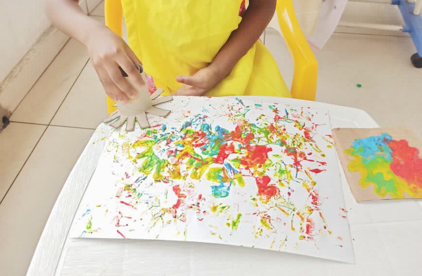 forkids237's tweet photo. Fireworks for 2022 ๐
Colour bomb ๐จ
Cutting skills โ๏ธ
Recycling with toilet rolls ๐งป
The best activity to remind your artist to get ready for the new year ๐๐
#fireworksactivitiesforkids #newyearactivities #activitiesforkids #playingathome #cameroon #forkids https://t.co/EZ3GUvXwkk