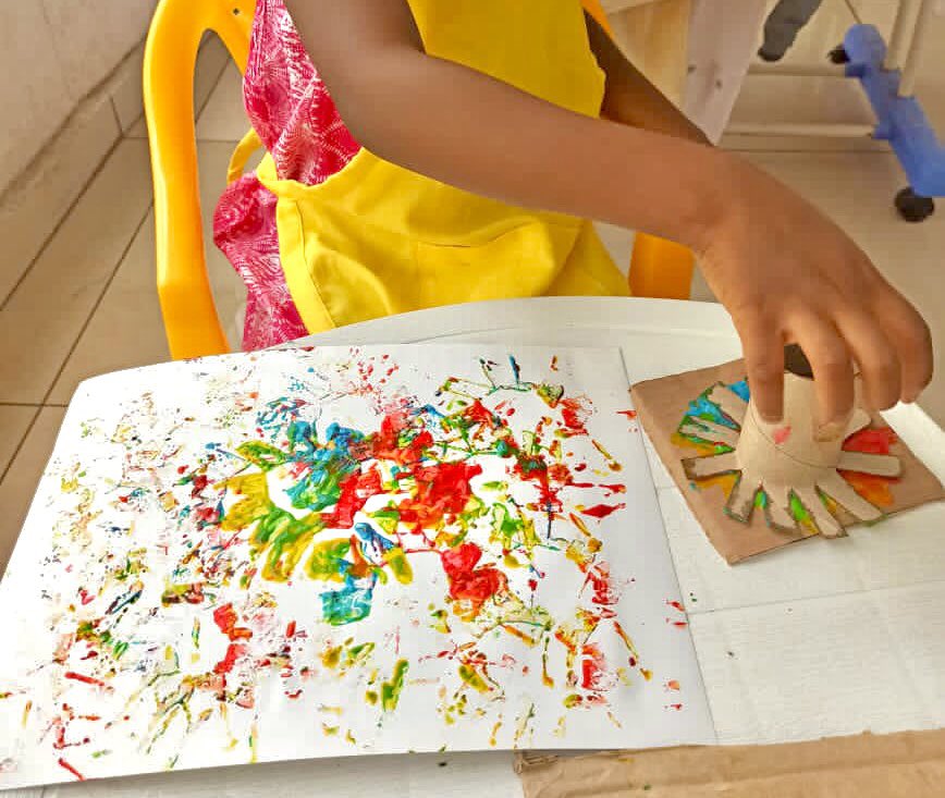forkids237's tweet photo. Fireworks for 2022 ๐
Colour bomb ๐จ
Cutting skills โ๏ธ
Recycling with toilet rolls ๐งป
The best activity to remind your artist to get ready for the new year ๐๐
#fireworksactivitiesforkids #newyearactivities #activitiesforkids #playingathome #cameroon #forkids https://t.co/EZ3GUvXwkk