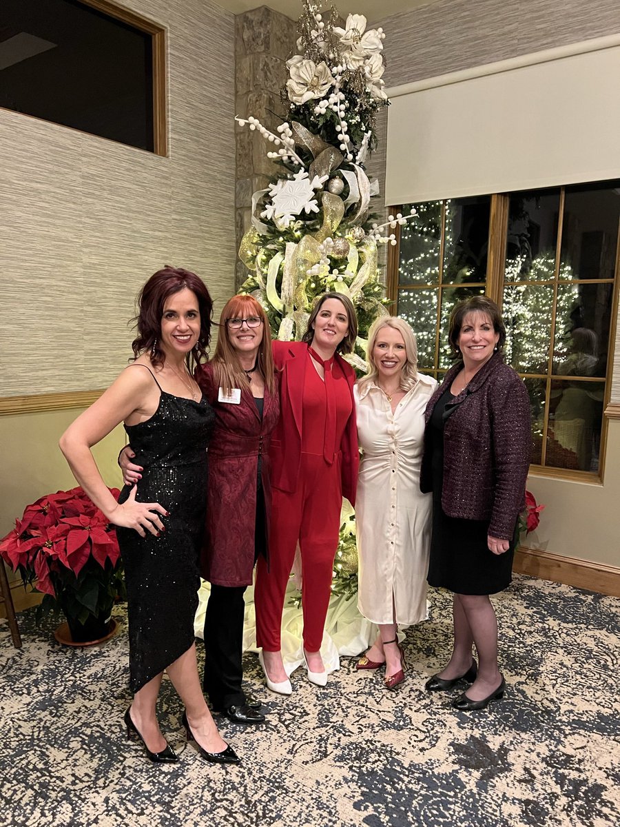 MailynSpeaks's tweet photo. The big family of @leadersnaction kicking off the holidays with all the glitter at the LPR Holiday Reception a couple of weeks ago
โWhen there is nothing else to hold on to, hold onto love, and let it carry you forwardโ.
#LPRLadies #GriefJournal #UndocumentedWidow https://t.co/njlcjux3Fz