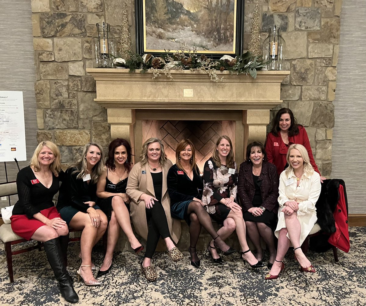 MailynSpeaks's tweet photo. The big family of @leadersnaction kicking off the holidays with all the glitter at the LPR Holiday Reception a couple of weeks ago
โWhen there is nothing else to hold on to, hold onto love, and let it carry you forwardโ.
#LPRLadies #GriefJournal #UndocumentedWidow https://t.co/njlcjux3Fz