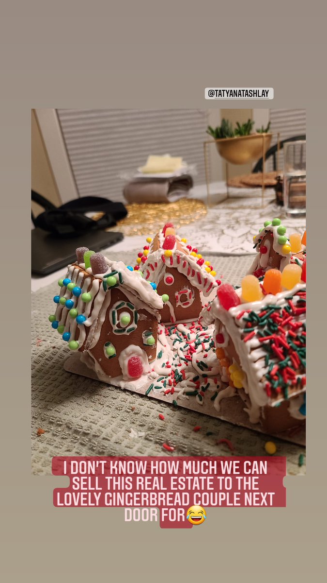 HealingVbsMedia's tweet photo. Gingerbread house real estate #gingerbread #gingerbreadhouse #foodfantasy #CandyCane https://t.co/jXKKTLLxik