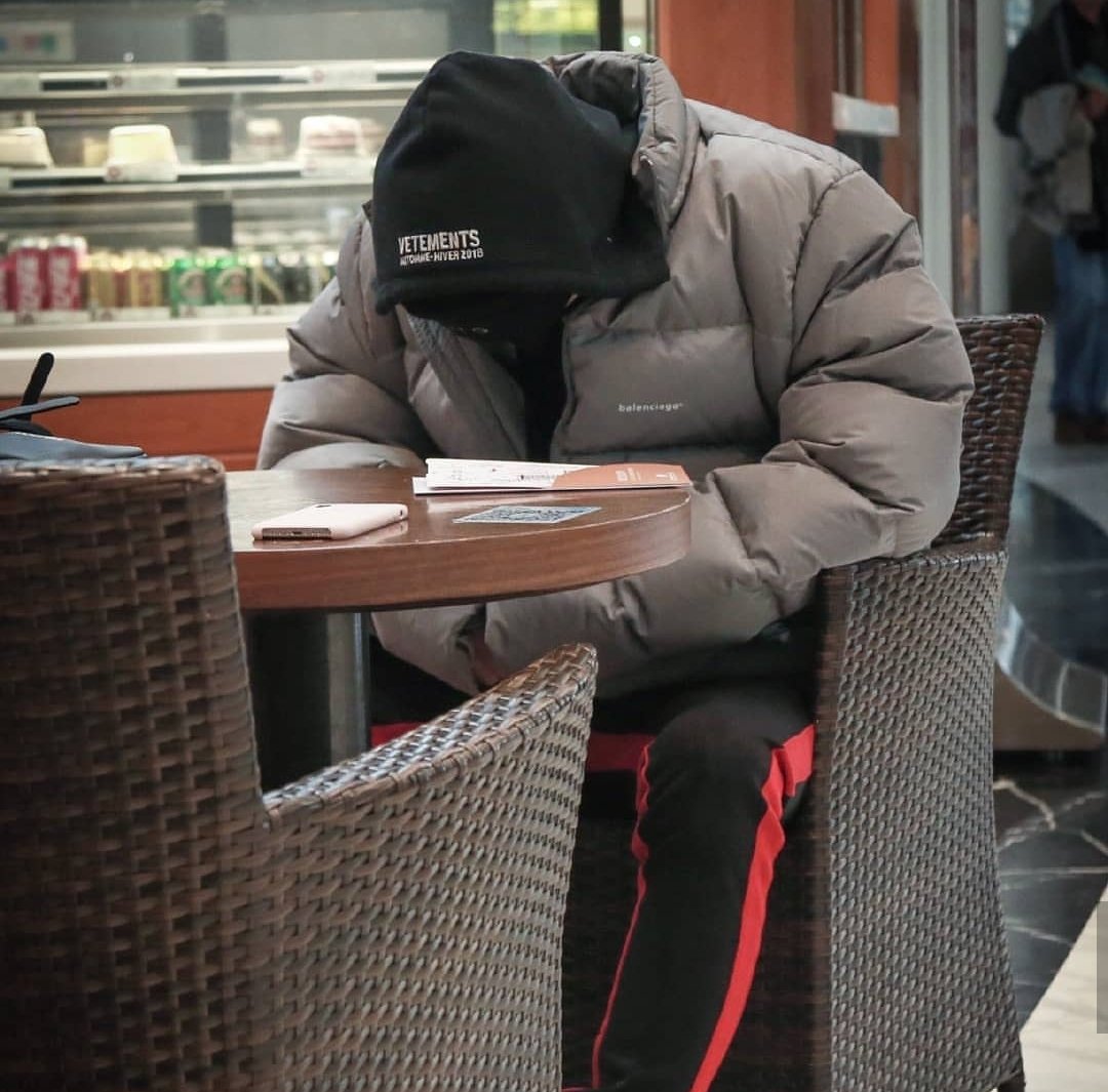 trcer85's tweet photo. this sequence of yibo falling asleep while waiting for his flight 🥺☹️ https://t.co/JozJAwyCF4