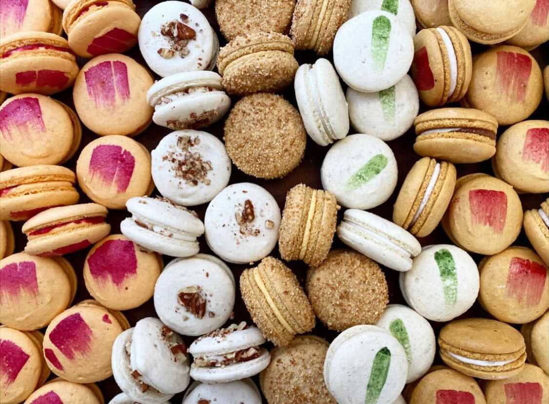 vedgecousa's tweet photo. One of the most magical of vegan treats: the macaron!
These beautiful creations are made by @SweetMaresa, a 100% vegan bakery in  Kingston, NY with the most unique macarons, cookies, and cakes 🍰
A must-try if you're local or visiting!
📸  @SweetMaresa
#veganmacarons #vegancakes https://t.co/lJ8ImOO2cB