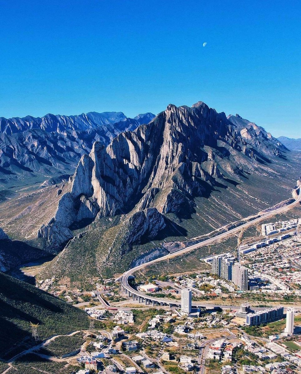 davidfaz's tweet photo. Impresionante panorámica del cañón de la Huasteca en Santa Catarina, a sus pies, el inicio de la autopista Monterrey-Saltillo

📸 Federico Padilla (Vía Facebook) https://t.co/v8LkWfromy