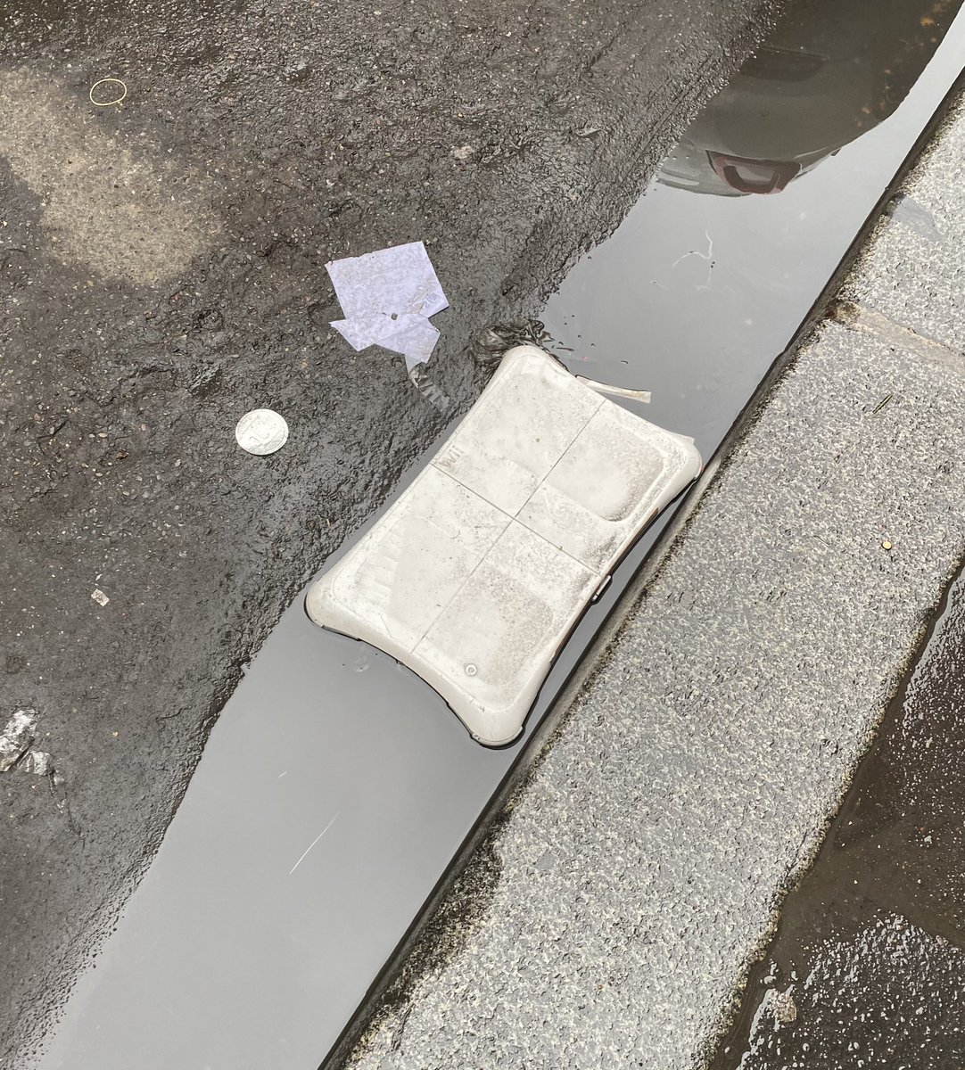 Success story recyclage : hier soir, j’ai déposé une balance wii fit aux encombrants. Un riverain en a visiblement décidé autrement et l’a transformée en marchepied de flaque. 🙃