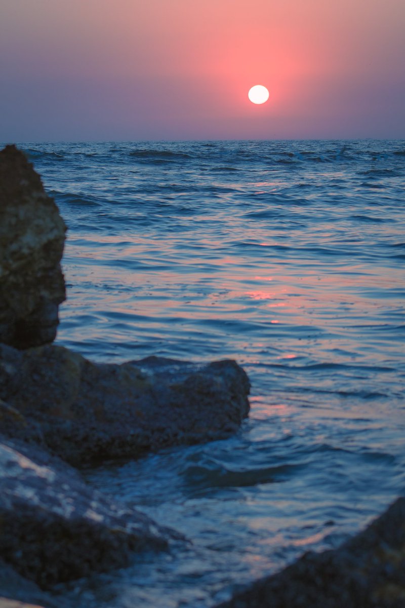 A beautiful sunset at #Karachi beach 🌸
.
#sunsets #photography #TwitterNatureCommunity