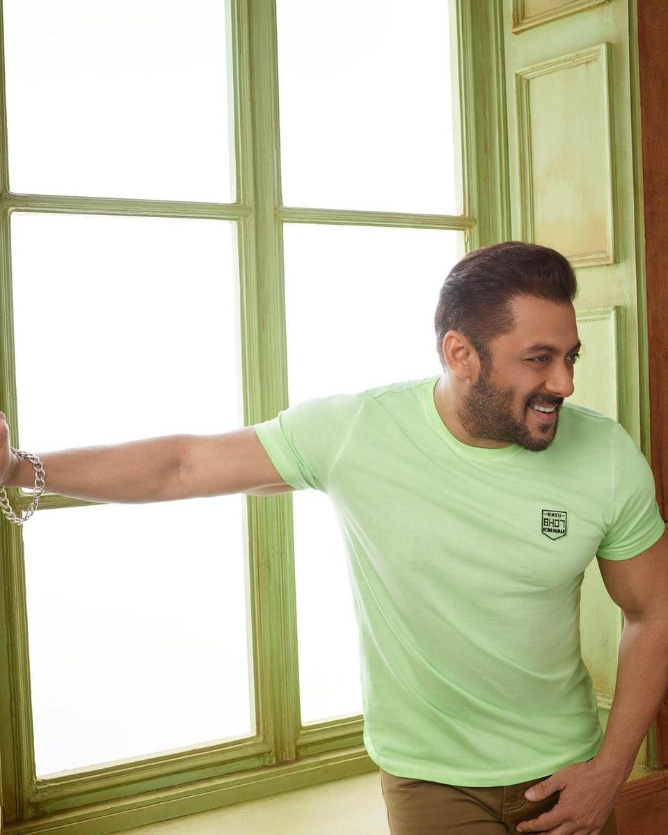 tsbollywood's tweet photo. ¡Feliz cumpleaños a @BeingSalmanKhan! 🎉🥳🎂🎂

#SalmanKhan #SalmanKhanBirthdayCDP #SalmanKhanBirthday #Bollywood https://t.co/llmzcnPFP4