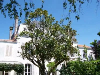 france_images's tweet photo. Guest house in #Loulay. 17330 Charente Maritime
#France 🇫🇷 #travel #holiday https://t.co/i2TgzRueJV https://t.co/cAHrjv6LLk