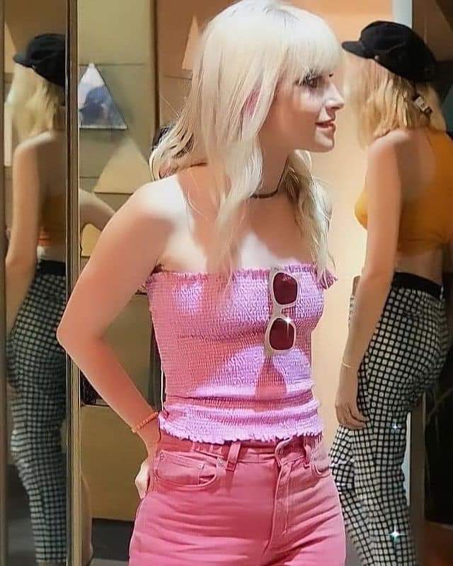 donagustin90's tweet photo. Happy birthday to My Queen hayley williams! ❤️ 

Happy 33th Birthday to my inspiration, my idol, my hero... Hayley Nichole Williams. You are an inspiration to me! You mean so much to us Hayley! You taught me to stay strong, stand up for what's right and live life to the fullest! https://t.co/yGRd4Rr0xE
