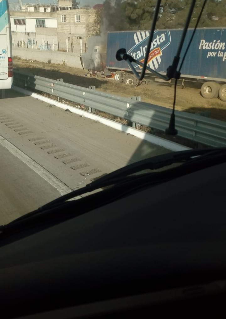 Thermokineros's tweet photo. Nos reportan esto
Gracias a dios logro meterlo 🚛 alas rampas de Emergencia esto fue 09 :10 am en la puebla - México #km33 antes de la caseta san marcos dirección Mexico sedan el paso a unidades de Emergencia 🚑🚒🚔 para atiendan al coleguita
@CNAC_GN @CAPUFE @GN_Carreteras https://t.co/AiM5ckS0Oi