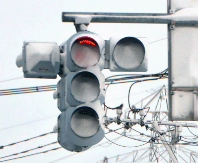 @itiyuki LED信号機が雪まみれになった時にこんな問題起きるの予想できたはずなのに…
