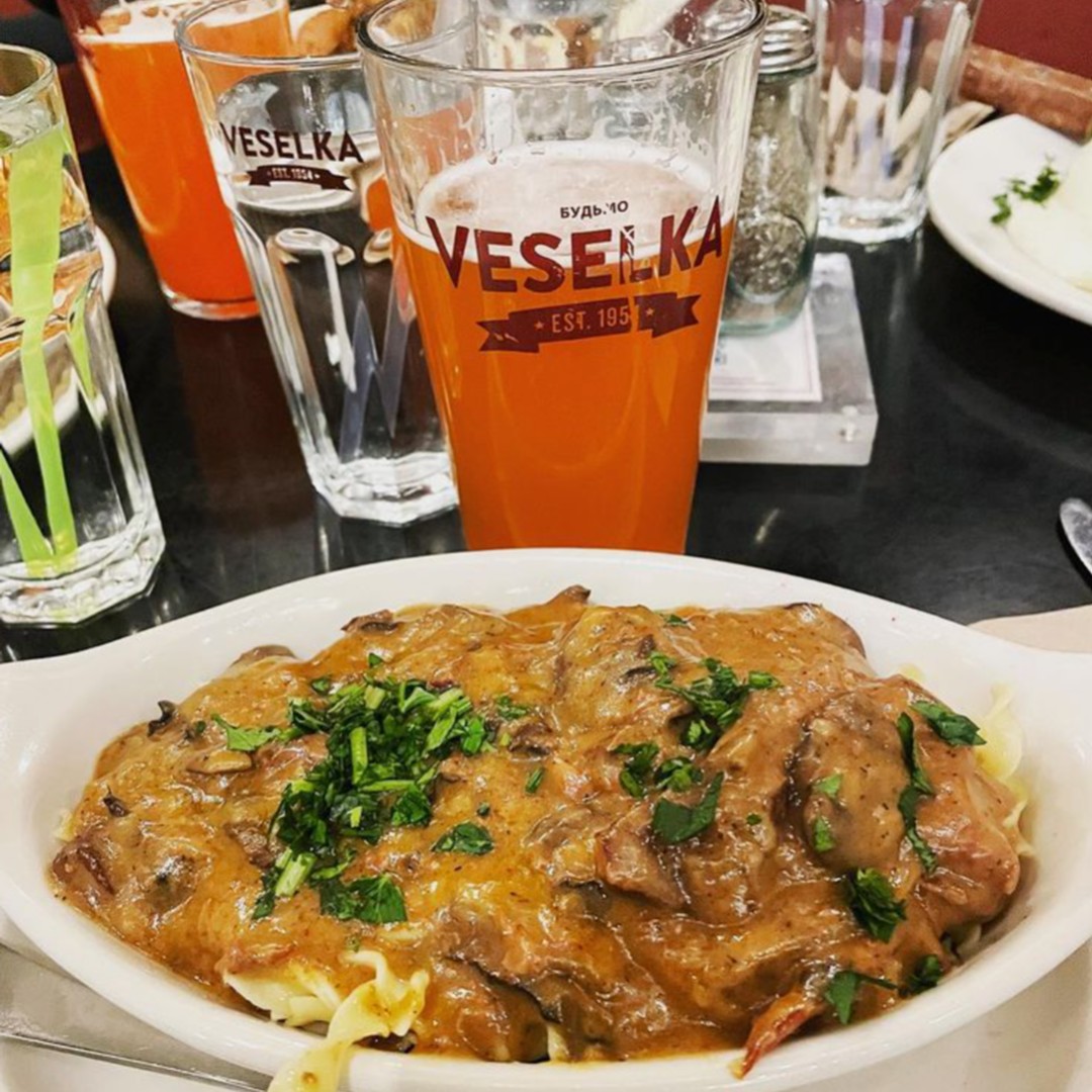 veselkanyc's tweet photo. Kill the winter chill.
📸 @narineh11
#beefstroganoff #beer #beerpint #veselkanyc #eastvillagenyc #littleukraine #coldweatherfood https://t.co/Euq4FoH4yt