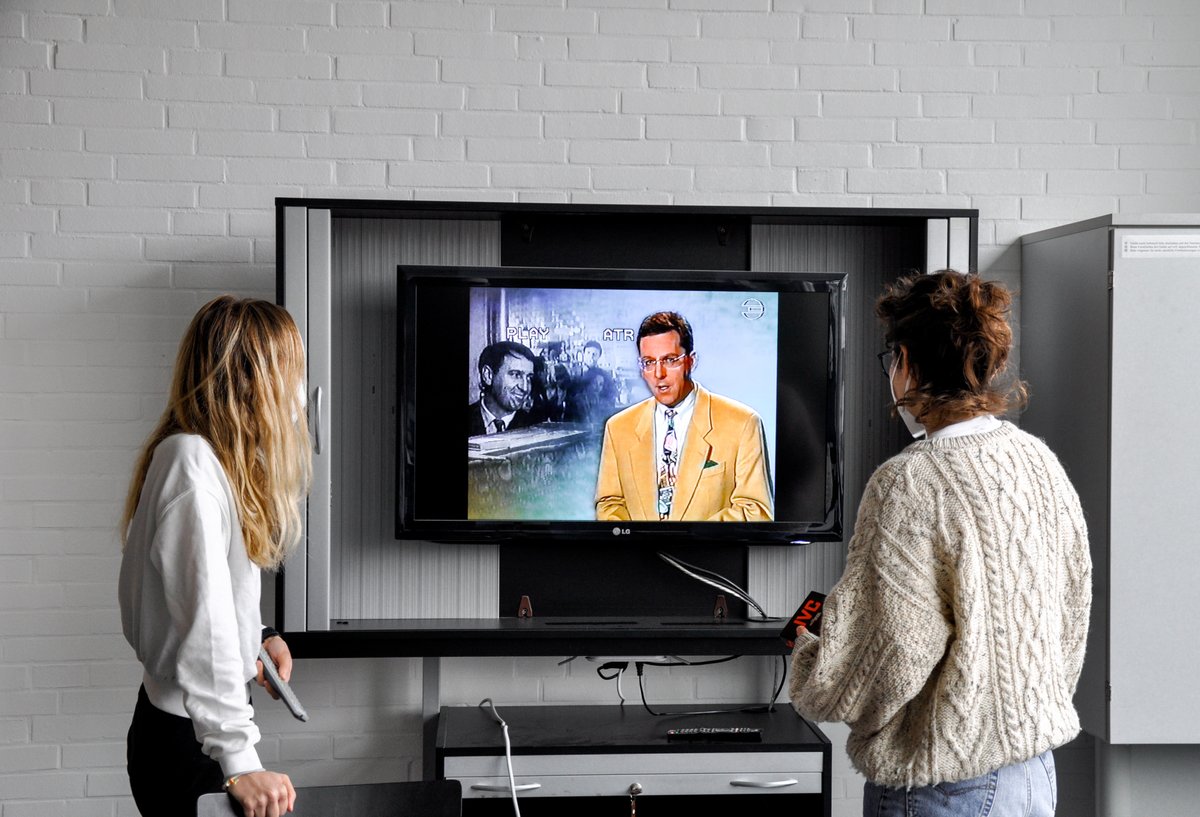 STRMedienarchiv's tweet photo. Wir suchen in unserem Bestand der VHS-Kassetten nach Aufzeichnungen von Programmansagen. Was genau wir finden werden, wissen wir noch nicht, aber es ist spannend, die alten Programmaufzeichnungen durchzuschauen. https://t.co/2SKM5W1D7y