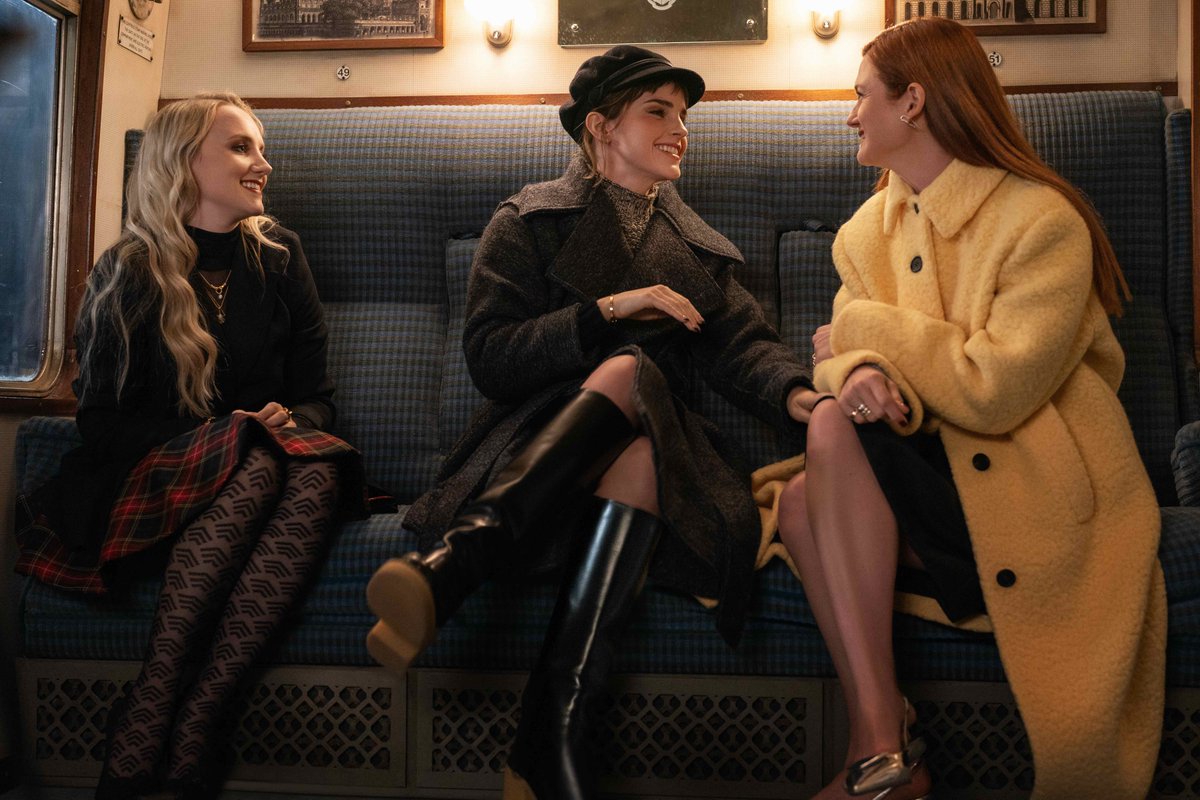 thiegonovais's tweet photo. GIRL POWER! Emma Watson, Evanna Lynch e Bonnie Wright se reúnem em nova imagem de Harry Potter: De Volta a Hogwarts. Estou assim! 😍 https://t.co/7yBl0dpZ79