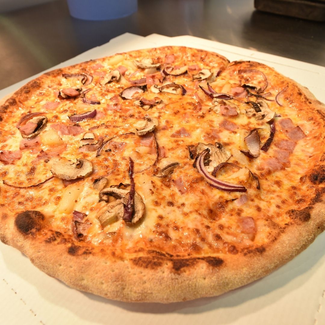 FitzpatricksMa4's tweet photo. Sick of tucking into Christmas leftovers? Why not grab an Apache pizza from our counter here at Fitzpatrick's The Market House? 🍕

Check our menu and order online via https://t.co/essq8PeiP4
#ApachePizza #TheMarketHouse https://t.co/vw8OBKewA8