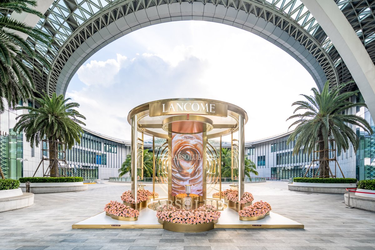 LOrealGroupe's tweet photo. 🎉 #Celebrating2021 with our iconic brands and their aesthetic and modern travel retail stores around the world! 🌍 💄 Which one is your favorite?  😉 https://t.co/yOqdoUeVua
